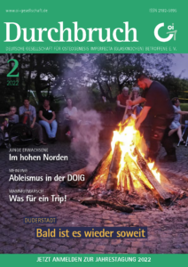 Titelbild der Durchbruch-Ausgabe 02/22. Menschen sitzen um ein Lagerfeuer.