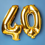 40 als Luftballons (gold) dargestellt. Blauer Hintergrund