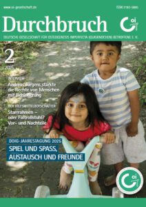 Titelbild der Zeitschrift Durchbruch (Ausgabe 2/2025) der Deutschen Gesellschaft für Osteogenesis imperfecta. Zwei kleine Kinder stehen im Freien auf einer Wiese, eines sitzt auf einem türkisfarbenen, rollatorähnlichen Kinderfahrzeug, das andere steht dahinter. Das Mädchen vorn trägt ein rotes Oberteil, der Junge dahinter ein gestreiftes T-Shirt.
