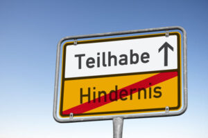 Schild: 1. Reihe: Teilhabe mit Pfeil geradeaus 2. Reihe: Hindernis durchgestrichen